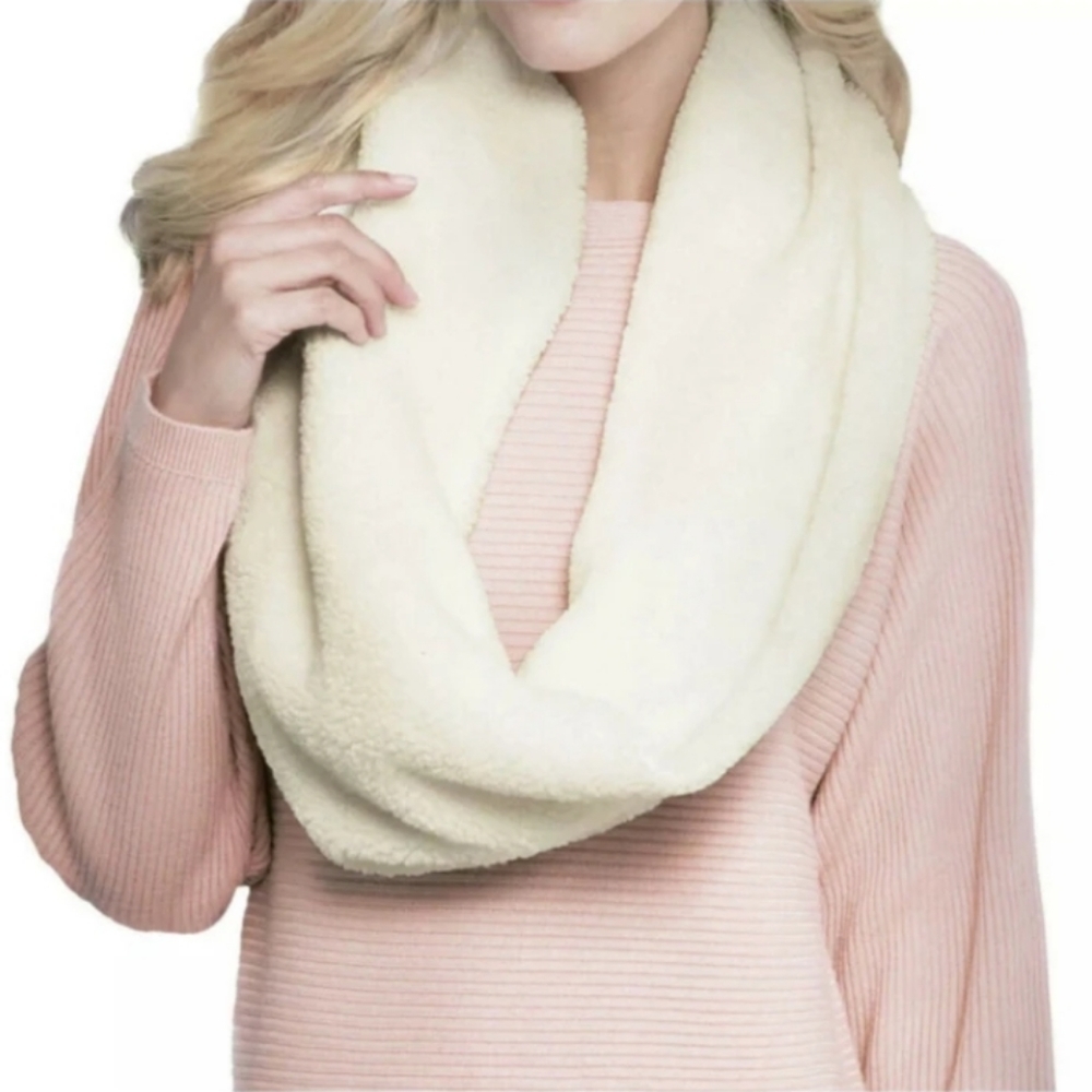PEACE & PEARLS Women's Cozy light gray Scarf